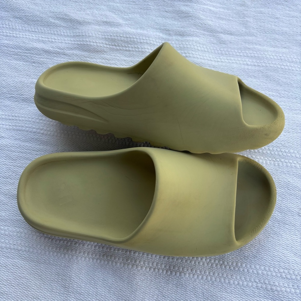 Adidas Yeezy Slides in the "Resin" colorway size mens us 11 - Picture 10 of 12